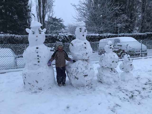 La petite Estella à Gland a profité de toute cette neige pour faire non pas un mais une famille de bonhommes de neige. 