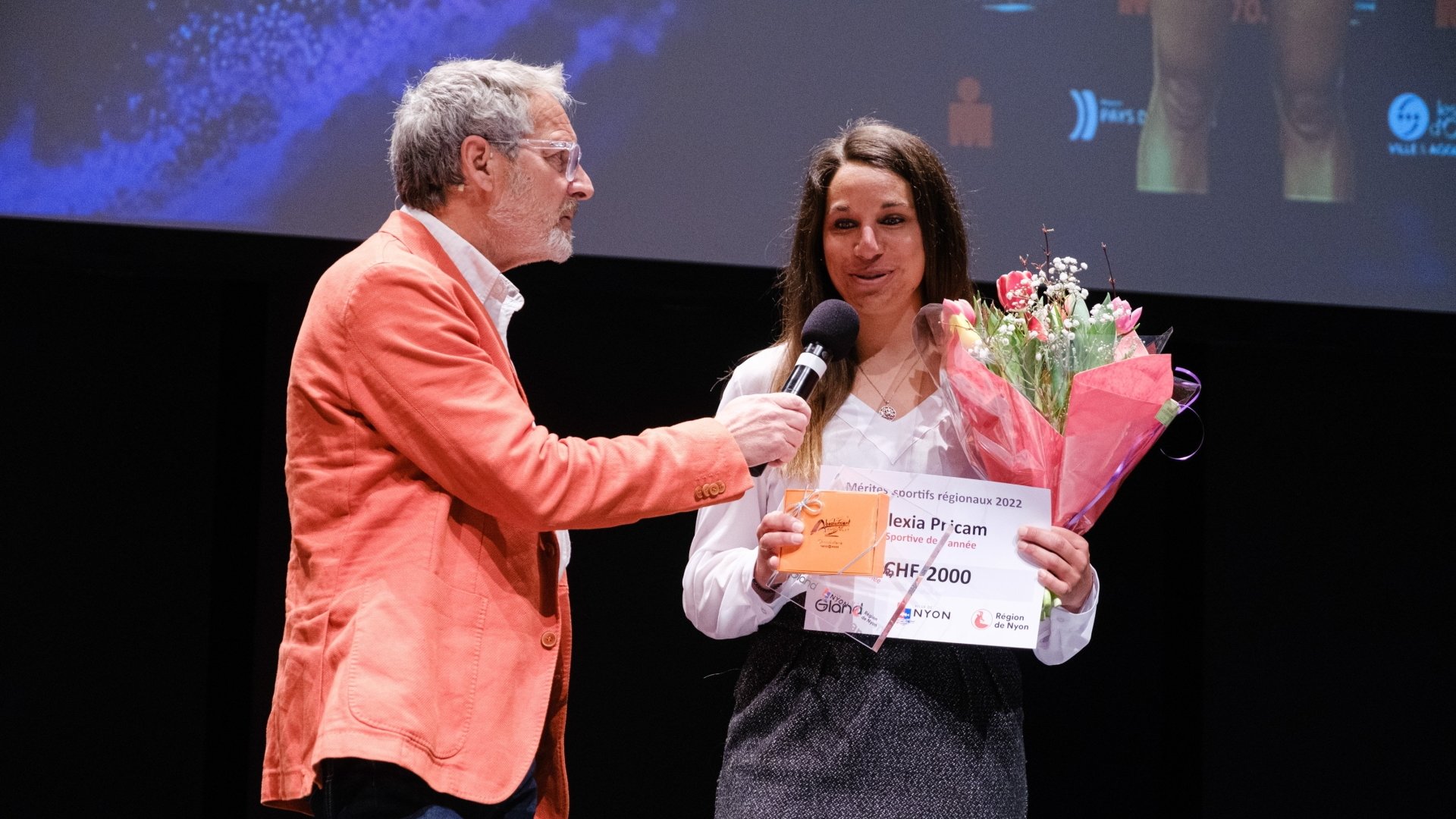 Alexia Pricam reçoit le prix de la sportive de l'année ici au micro de Pierre-Alain Dupuis.