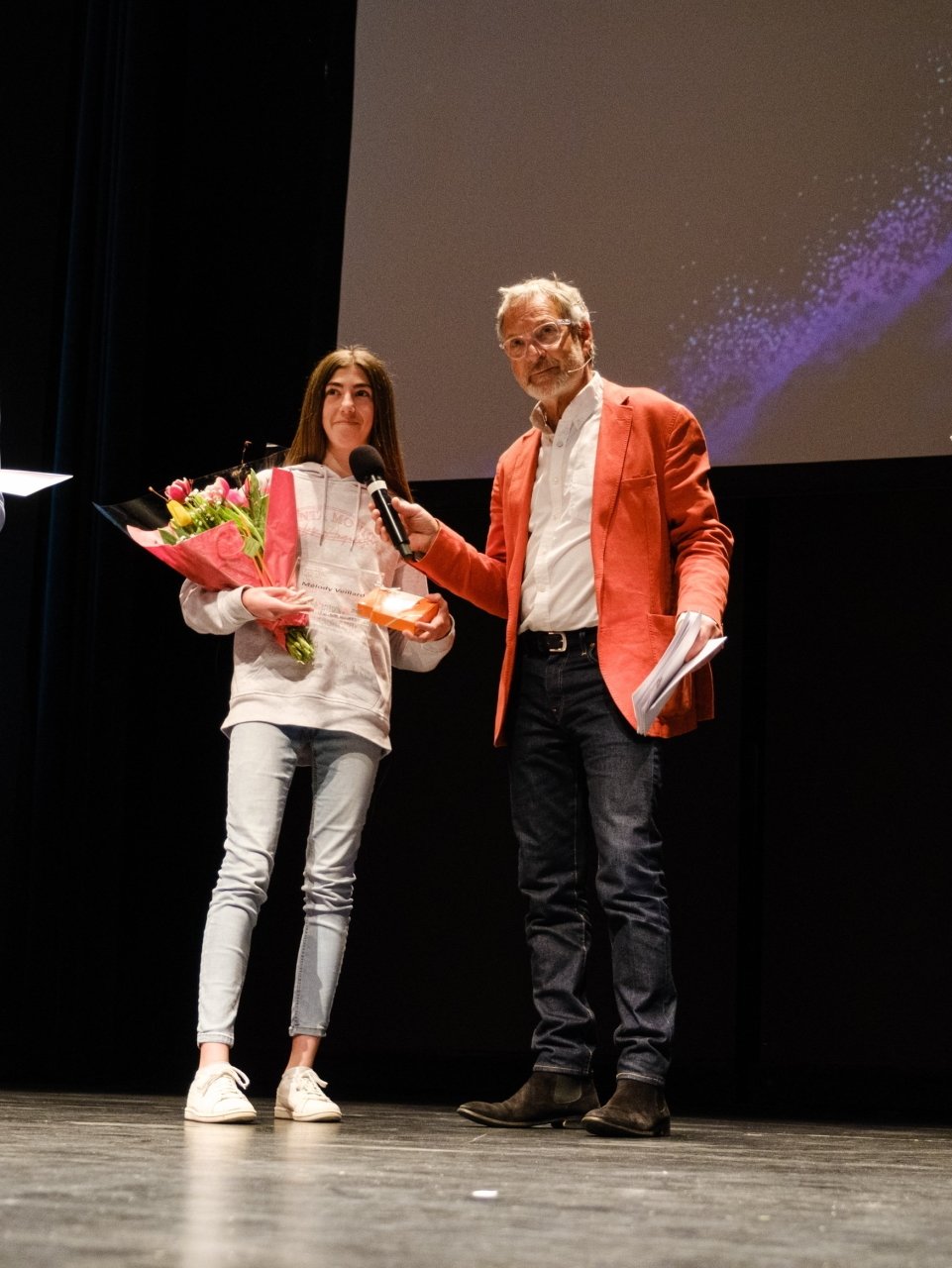 Mélody Veillard, espoir féminine de l'année, félicitée par Christine Girod, Pierre-Alain Dupuis et Andrea Bras Lopo