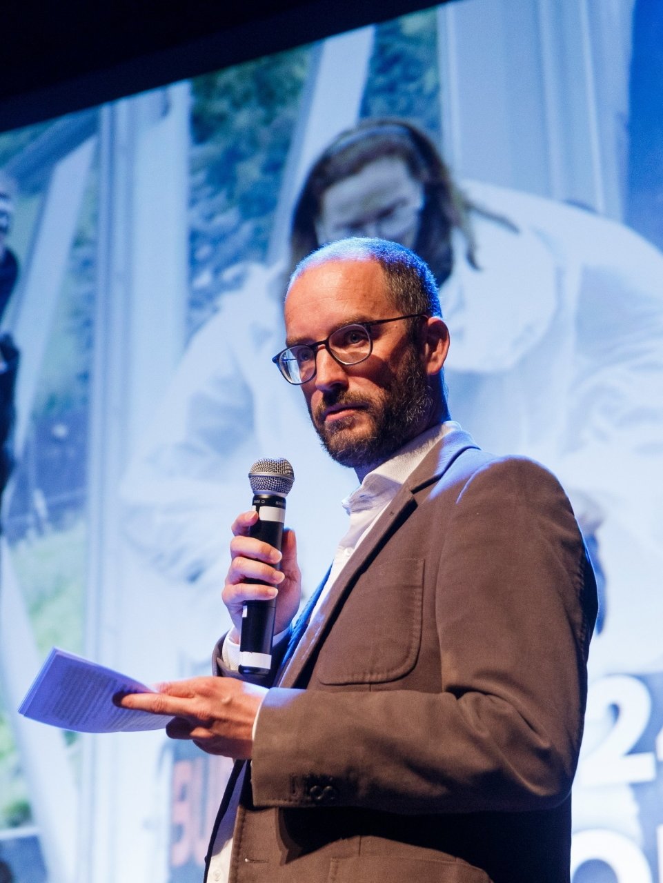 Gilles Biéler, rédacteur en chef adjoint, présente Daniel Guzman, deuxième dans la course au personnalité La Côte 2021.