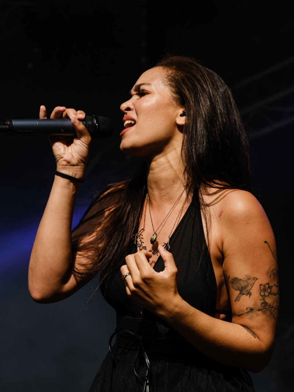La charismatique Melissa Bonny, chanteuse d'Ad Infinitum aligne les parties vocales en chant clair et d'autres en chant gutural.