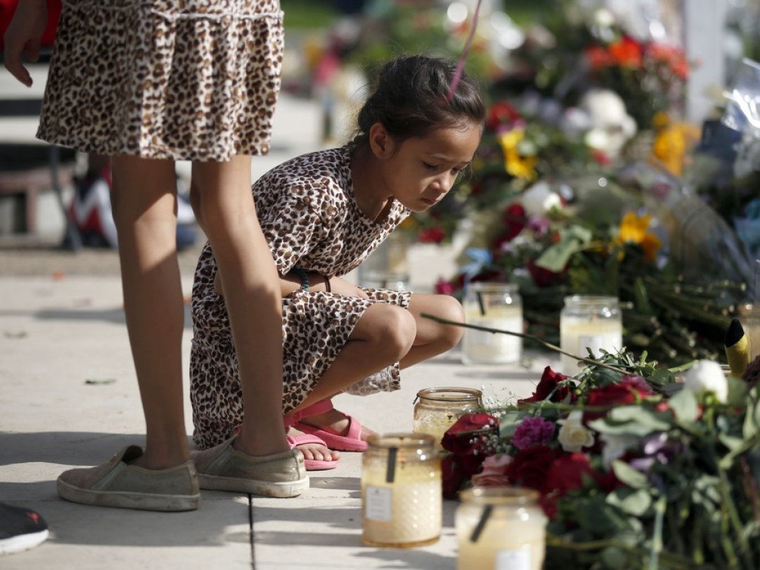 La fusillade, qualifiée de "nouveau Sandy Hook" dans la presse américaine, en référence à l'effroyable massacre dans une école primaire du Connecticut en 2012, a réveillé les traumatismes de l'Amérique.