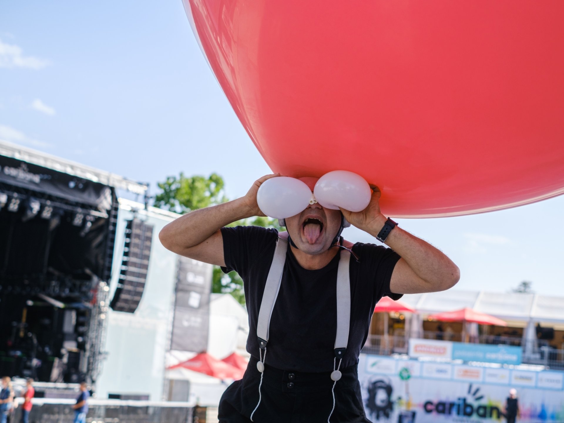 Un artiste de rue et son ballon pour la tête, photos Cédric Sandoz