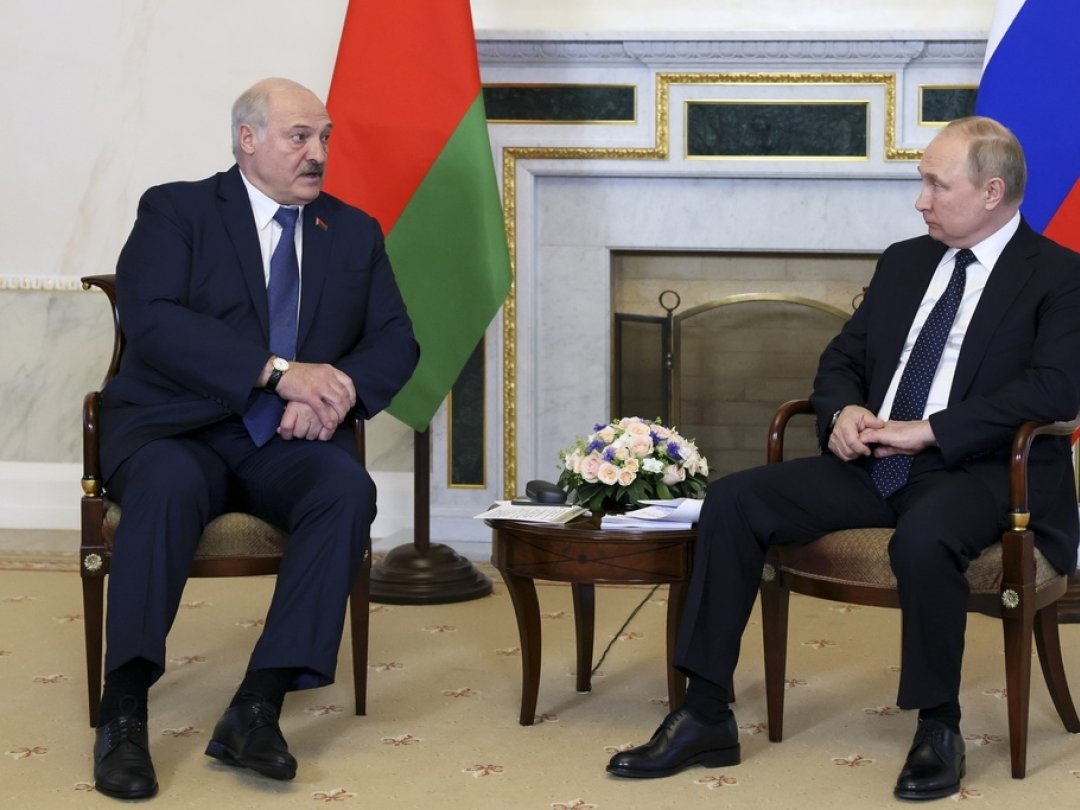 Le régime de M. Loukachenko, sous lourdes sanctions occidentales, est très dépendant militairement et économiquement de la Russie (archives).