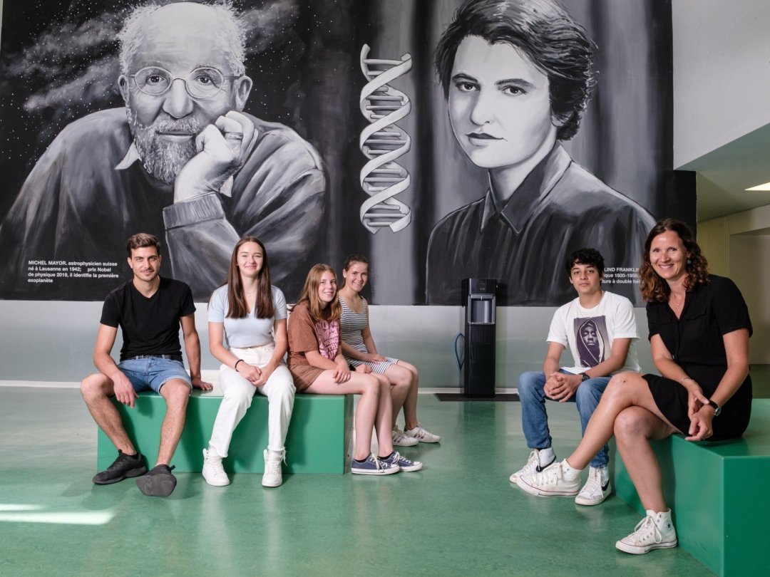 La fresque a été peinte par les élèves sous la supervision de l'artiste Corentin Meige. De gauche à droite: Corentin Meige, Milica Neric, Anastasia Crispoldi, Nathalie Jenelten, Ilyes Sfez, Muriel Orts.