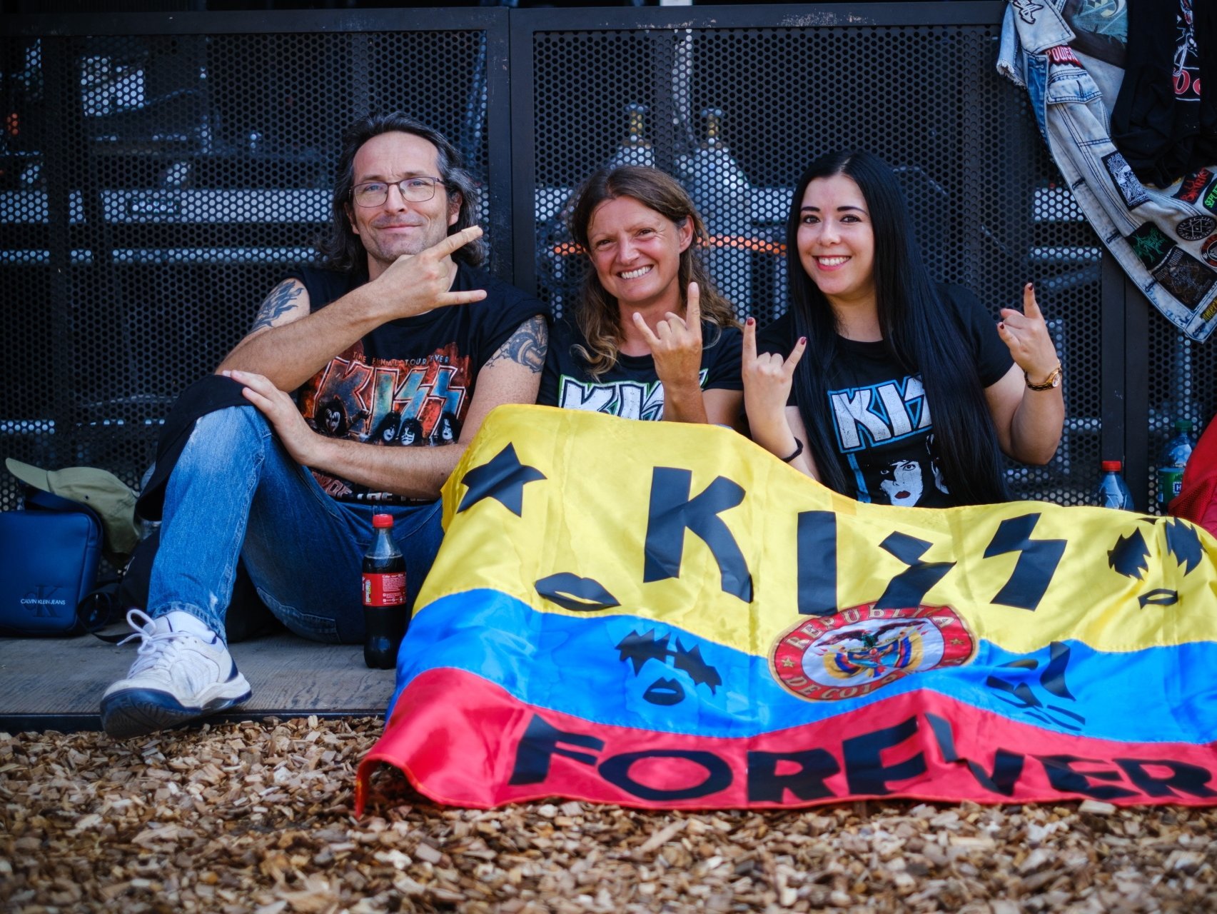 Dès le début de la journée, les fans de Kiss se repéraient facilement. De gauche à droite : Sébastien Barbet, Brigitte Bromet et Yeimy Romero