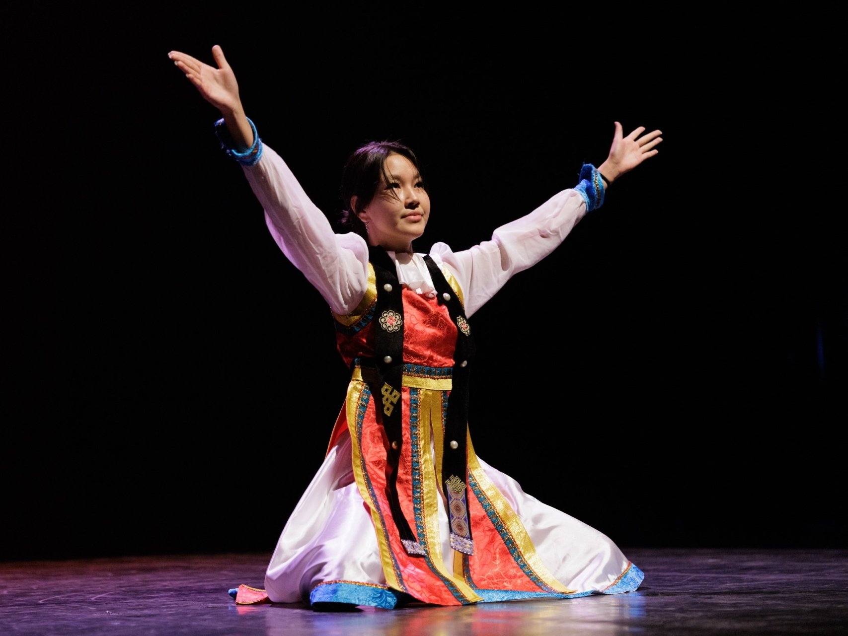 Azzaya Baasansuren de la classe 11VP2, présente une démonstration de danse mongole lors des promotions de l'Etablissement secondaire de Morges-Beausobre le 1er juillet 2022.