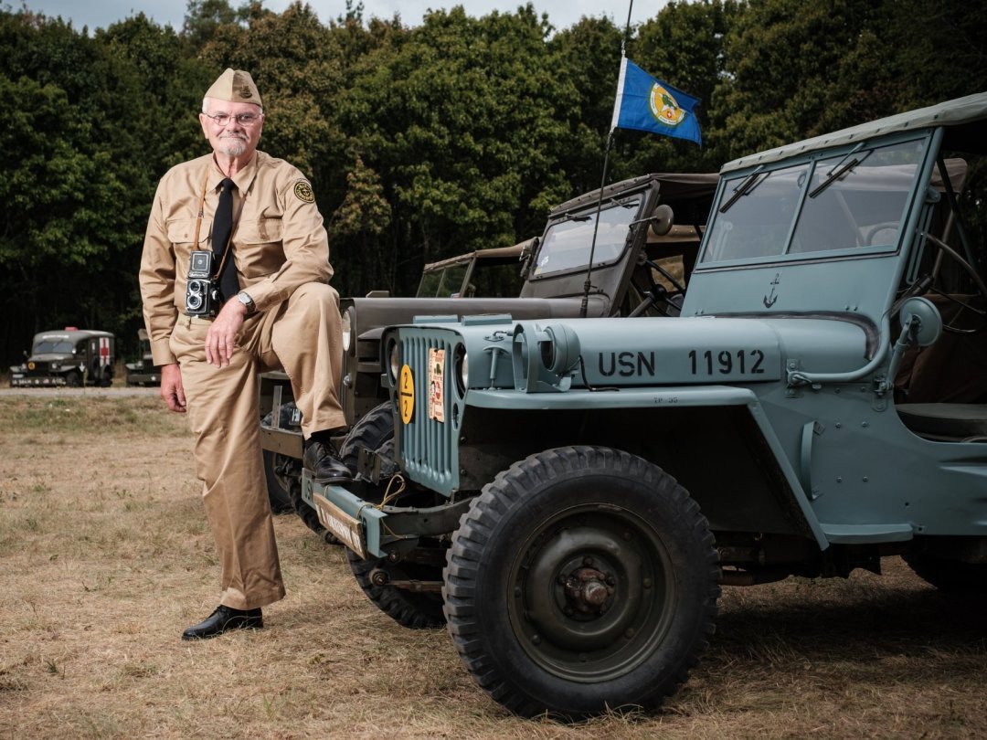 Jacques Zollinger, président du Military Vehicle Conservation Group de Suisse Romande pose devant sa Jeep Willys aux couleurs de la marine américaine.