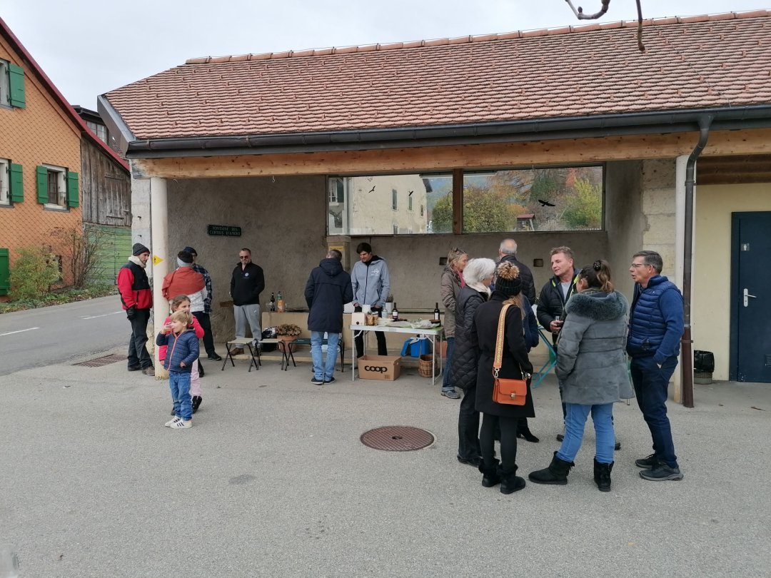 Dimanche à Le Vaud, où le taux de participation s'est élevé à 43,37%, les habitants se sont retrouvés autour d'une petite agape organisée par les candidats, au terme du scrutin.