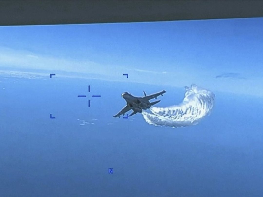 Les images montrent un chasseur aspergeant de carburant le drone américain.