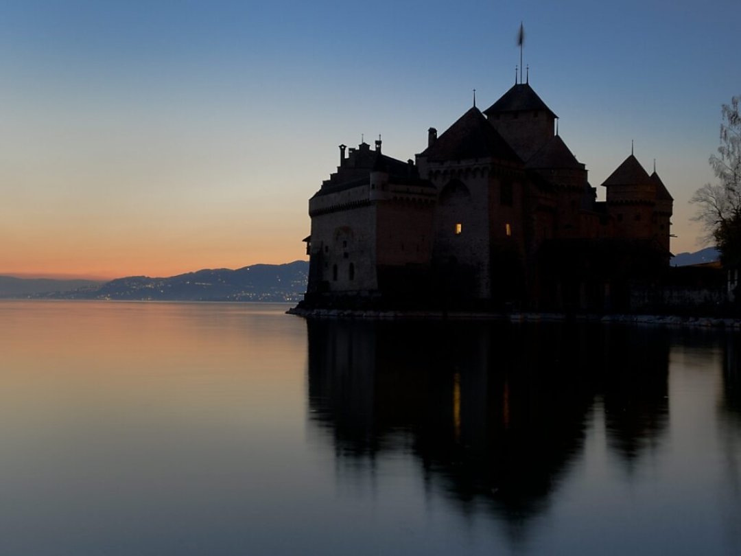 De nombreux monuments de Suisse, comme ici le château de Chillon, ont éteint leurs lumières pour le climat ces dernières années (archives).