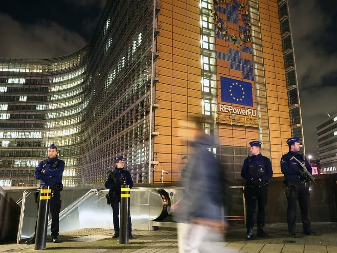 L'attaque est survenue autour de 18h00 dans la station de métro Schuman, située à quelques dizaines de mètres des sièges de la Commission européenne et du Conseil européen.