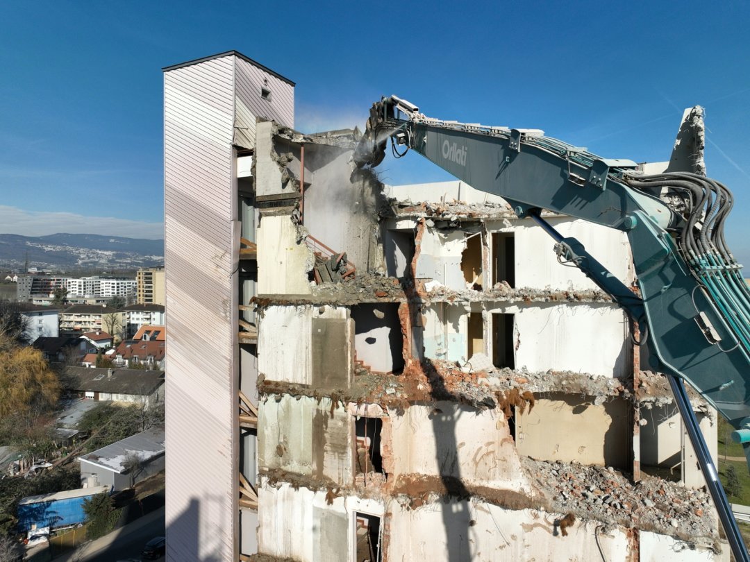 La déconstruction de l'immeuble de la Suettaz aux Tattes d'Oie a débuté.