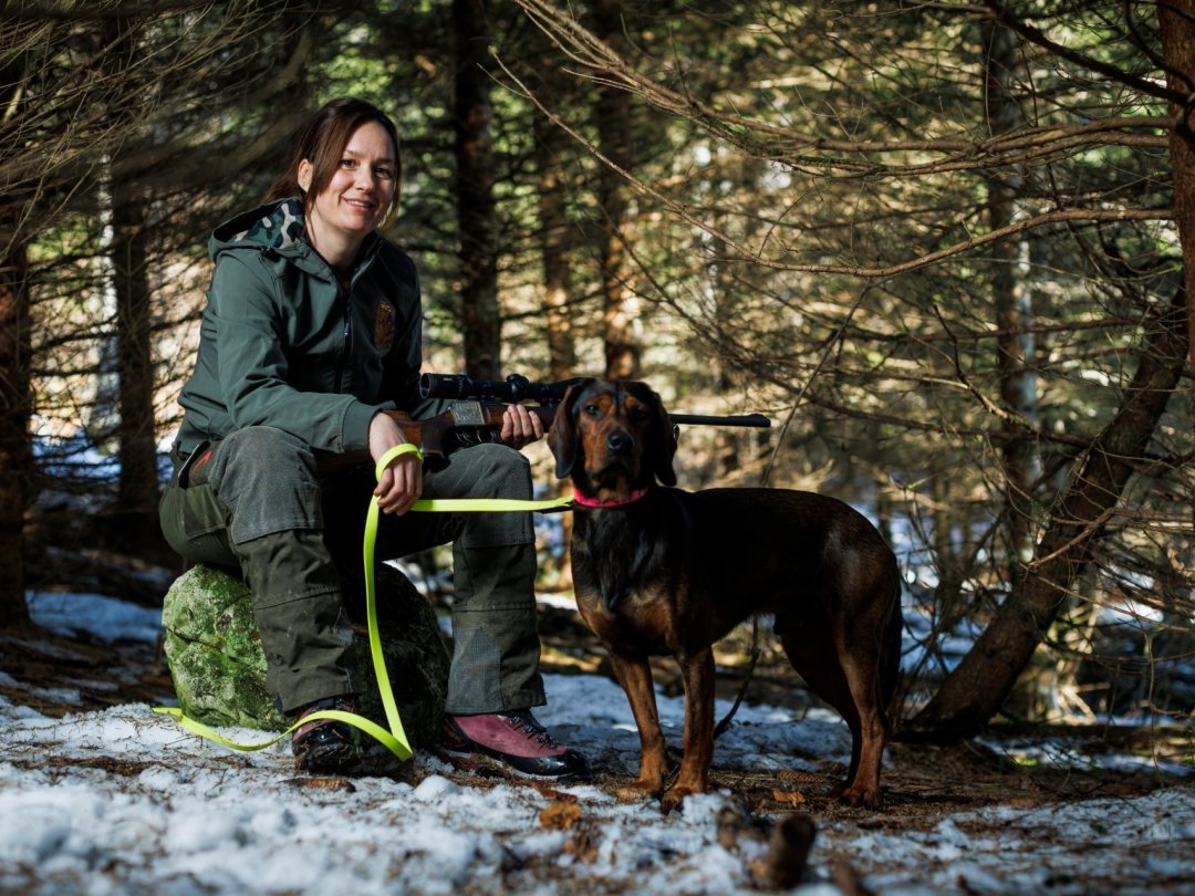 Lors de ses sorties de chasse, Elisabeth Holm est accompagnée de son chien Sako, un jeune basset des Alpes.