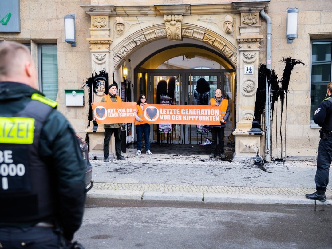 Des militants du groupe "Dernière Génération" photographiés en avril dernier, à Berlin, lors d'une action au siège du Parti libéral-démocrate (FDP).