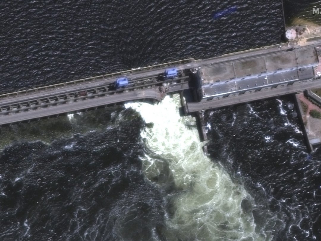 Kiev et Moscou se rejettent mutuellement la responsabilité de l'effondrement du barrage, photographié ici par satellite le 5 juin 2023.